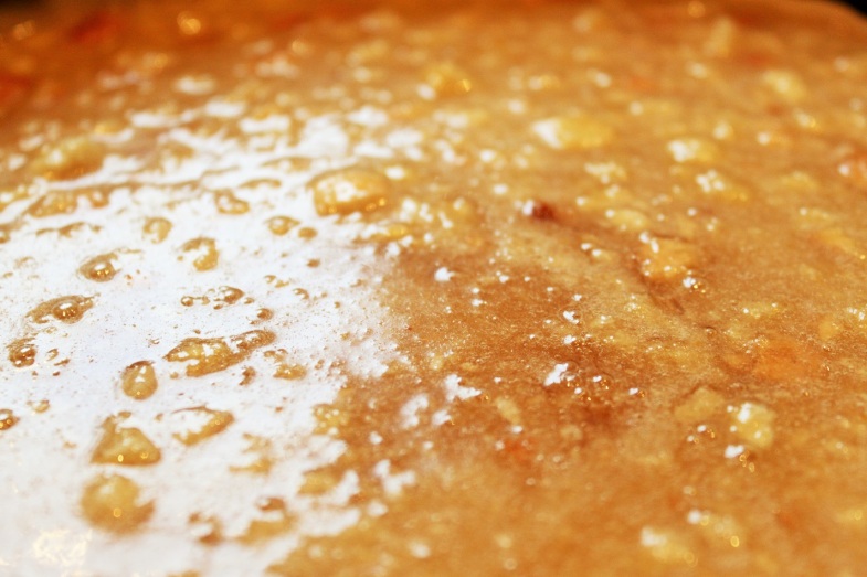Füllung einer englischen Treacle Tart mit golden Syrup.